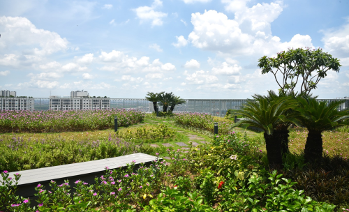 Khu vườn chân mây trên tầng thượng Imperia Sky Garden.